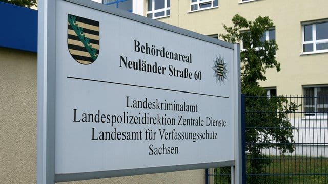 Im Landesamt für Verfassungsschutz Sachsen ist ein Funktionär der AfD beschäftigt. Im Landesamt für Verfassungsschutz Sachsen ist ein Funktionär der AfD beschäftigt.