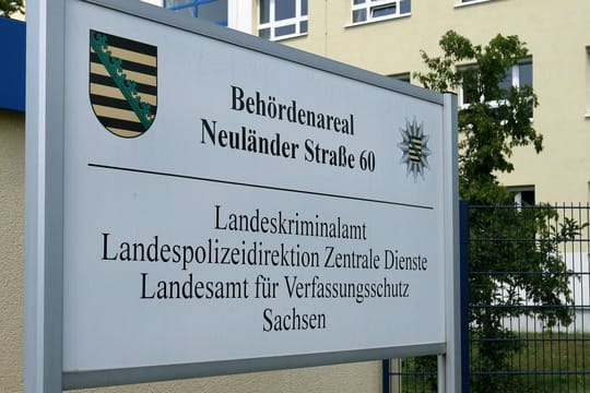 Im Landesamt für Verfassungsschutz Sachsen ist ein Funktionär der AfD beschäftigt.