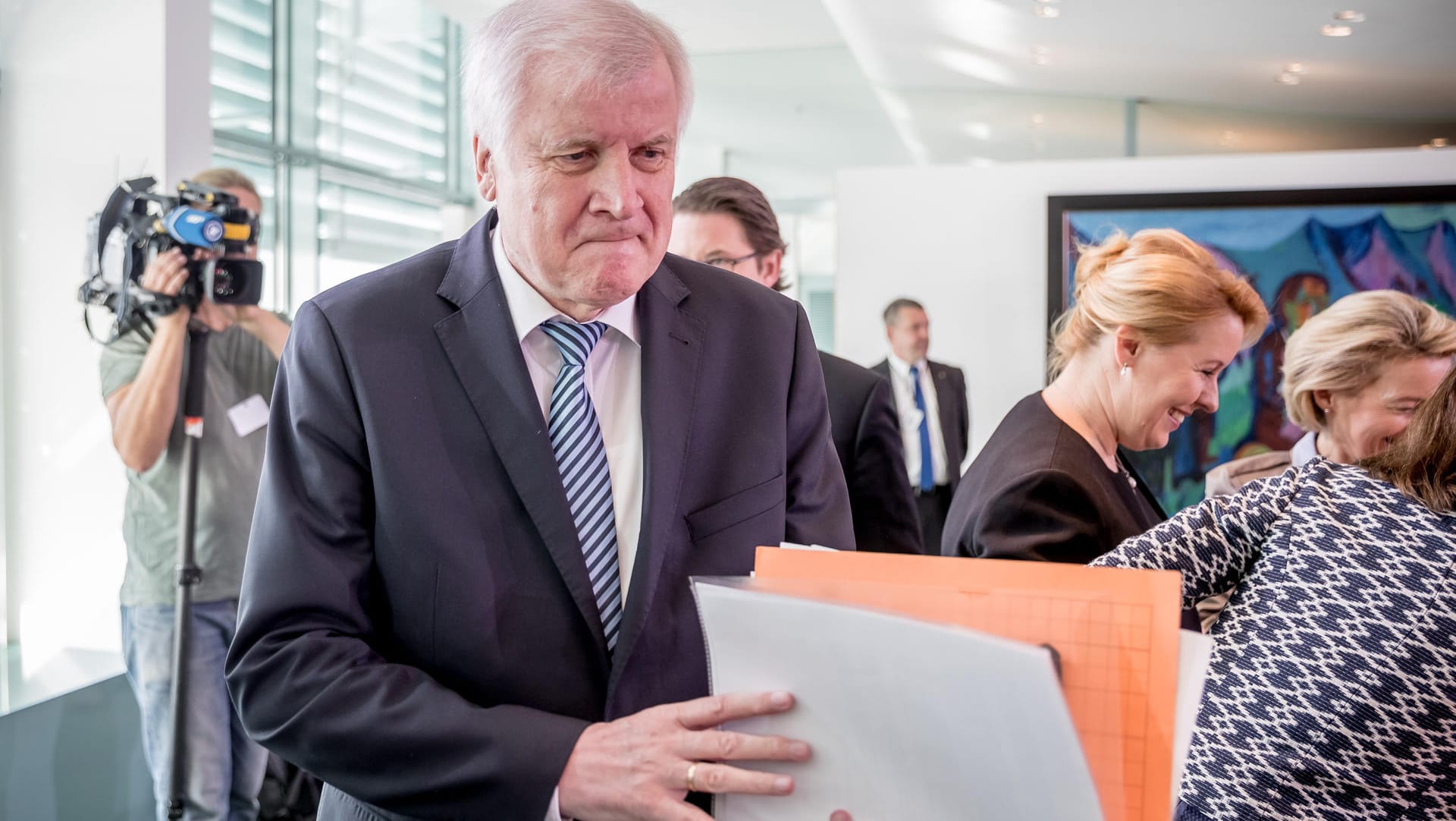 Horst Seehofer (CSU), Bundesminister für Inneres, Heimat und Bau, kommt zur Sitzung des Bundeskabinetts im Kanzleramt: Seehofer hat mit seinem Ministerium einen Wohngipfel initiiert, um der Wohnungsnot und den teuren Mieten in Städten entgegenzuwirken.