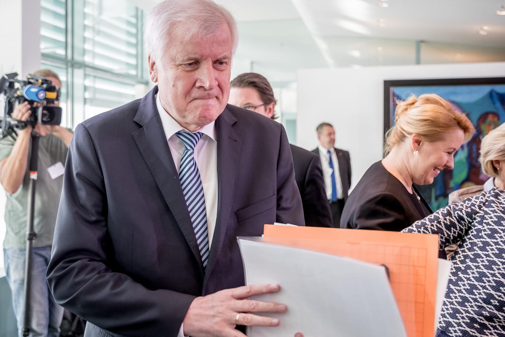 Horst Seehofer (CSU), Bundesminister für Inneres, Heimat und Bau, kommt zur Sitzung des Bundeskabinetts im Kanzleramt: Seehofer hat mit seinem Ministerium einen Wohngipfel initiiert, um der Wohnungsnot und den teuren Mieten in Städten entgegenzuwirken.