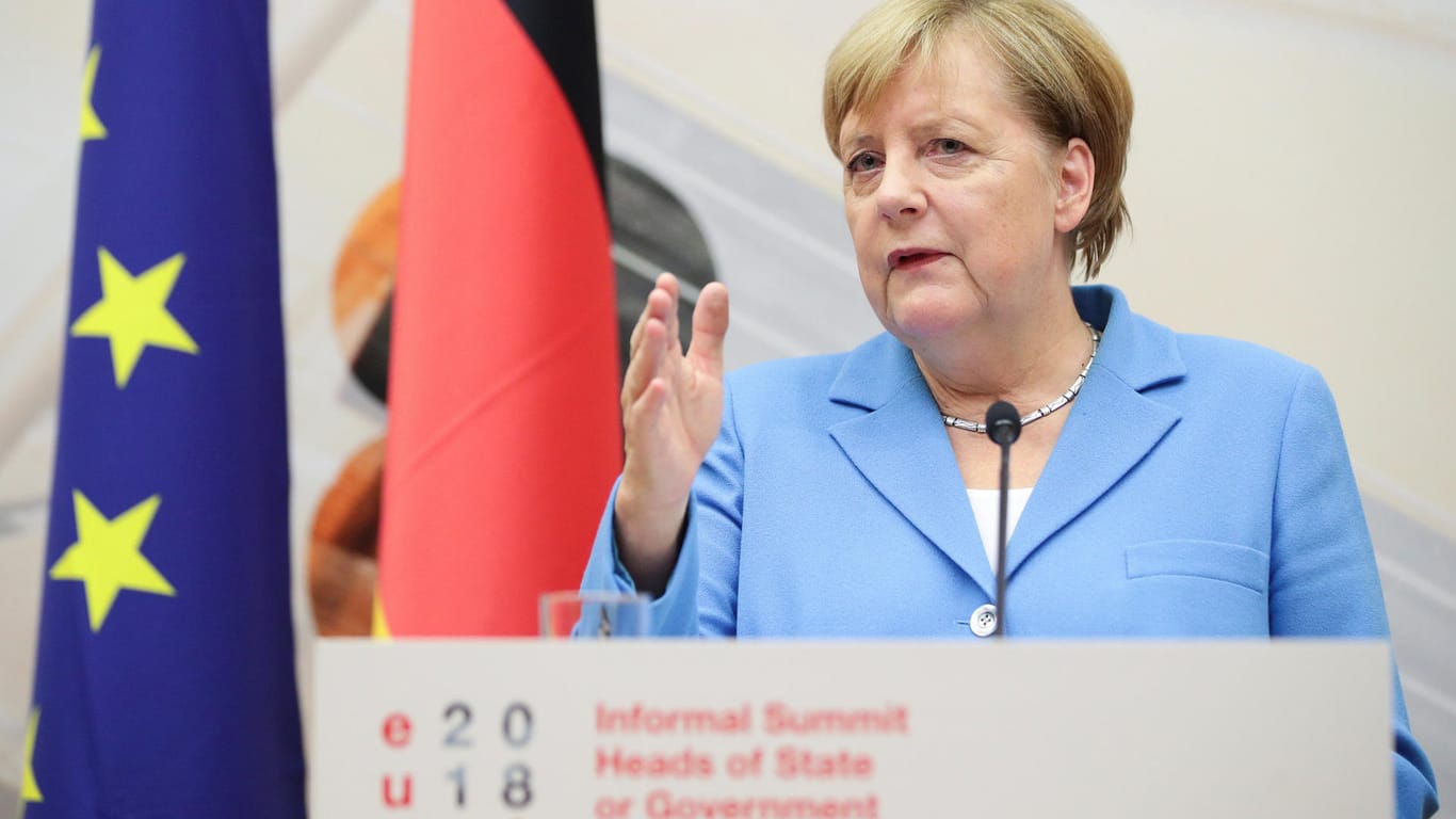 Angela Merkel hält eine Pressekonferenz nach dem informellen EU-Gipfel in Salzburg: Nach Aussagen der Bundeskanzlerin strebt die EU nach einem Flüchtlingsabkommen im Stil des Abkommens mit der Türkei.