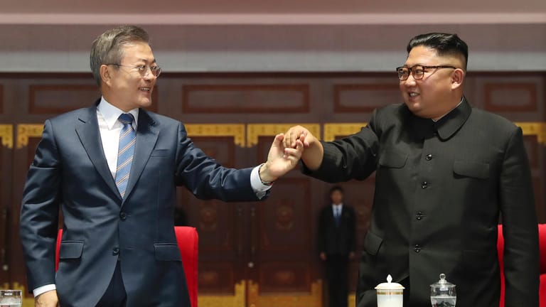 Moon Jae In (l) hält die Hand von Kim Jong Un (r): Die Machthaber von Nord- und Südkorea trafen sich bei einem Gipfel in Pjöngjang.