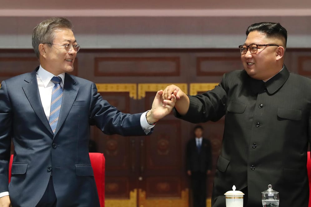 Moon Jae In (l) hält die Hand von Kim Jong Un (r): Die Machthaber von Nord- und Südkorea trafen sich bei einem Gipfel in Pjöngjang.