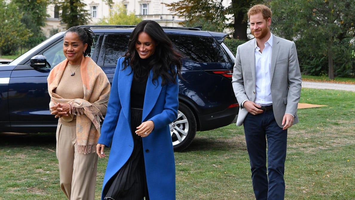 Herzogin Meghan mit ihrer Mutter Doria Ragland und Prinz Harry: Für einen besonderen Termin hat sich die Royal besondere Begleitungen ausgesucht.