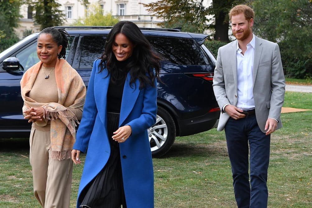 Herzogin Meghan mit ihrer Mutter Doria Ragland und Prinz Harry: Für einen besonderen Termin hat sich die Royal besondere Begleitungen ausgesucht.