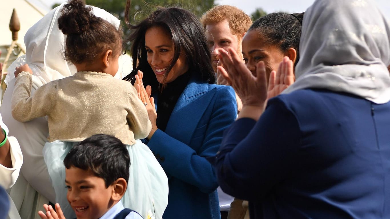 Alle Strahlen: Meghan sind die Frauen aus der Gemeinschaftsküche und deren Familien sichtlich ans Herz gewachsen.