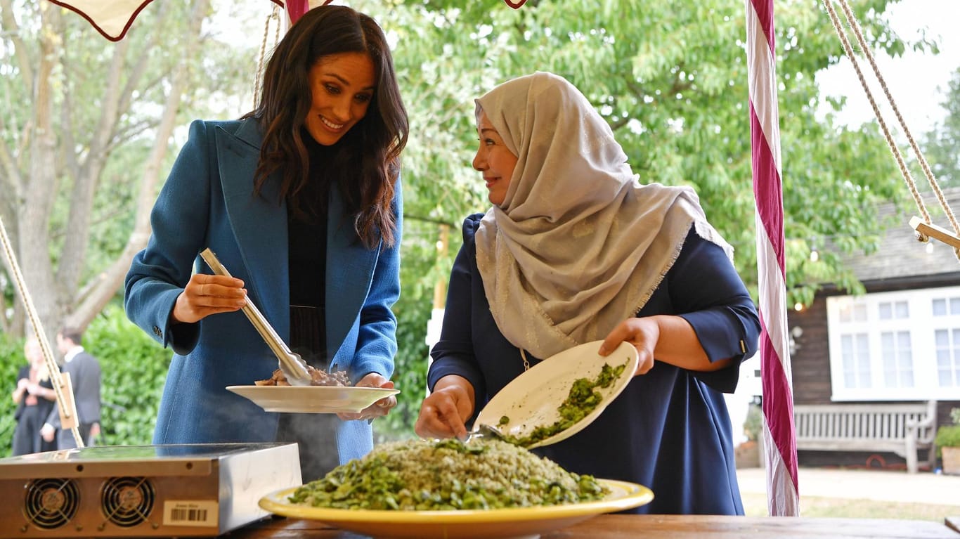 Da war für alle etwas dabei: Herzogin Meghan teilte mit einer Frau aus der Gemeinschaftsküche Essen aus.