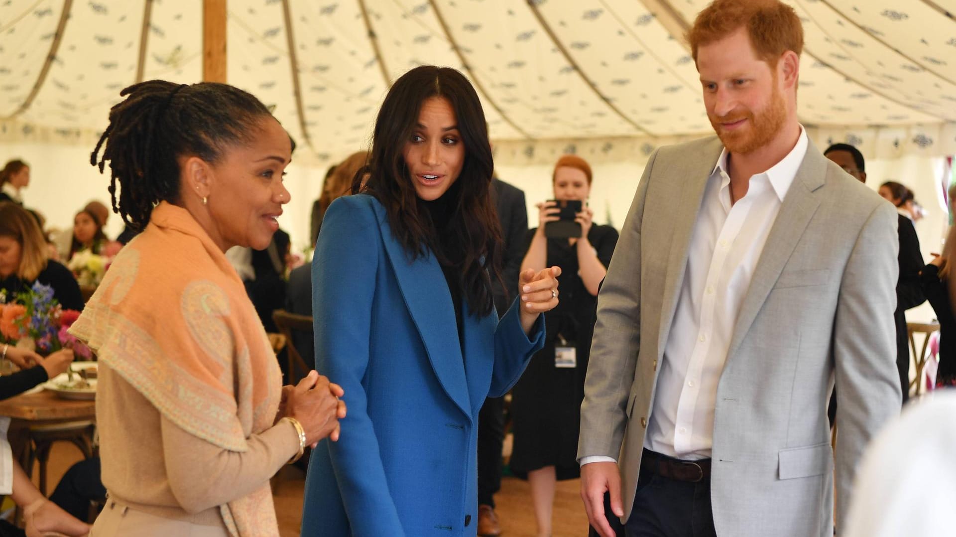 Doria Ragland, Herzogin Meghan und Prinz Harry: Zu dritt sorgten sie für Begeisterung bei den geladenen Gästen.