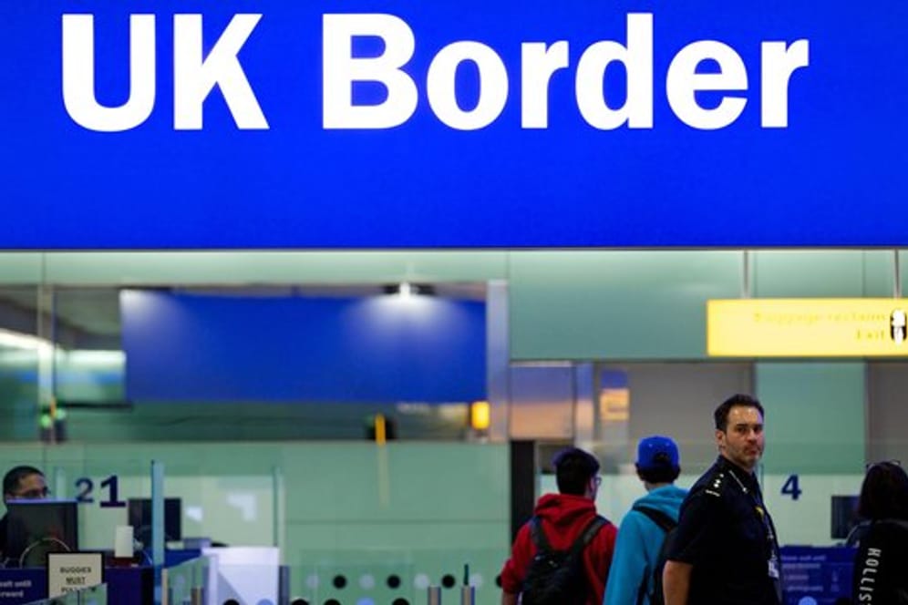 Noch ist das Reisen einfach: Grenzbeamte am Londoner Flughafen Heathrow unter einem Grenzschild.
