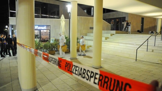 Polizeibeamte und Mitarbeiter der Spurensicherung ermitteln in Mönchengladbach. Polizeibeamte und Mitarbeiter der Spurensicherung ermitteln in Mönchengladbach.