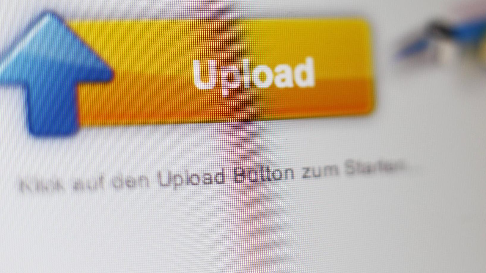 Upload-Button eines bekannten Sharehosters (Symbolbild): Der Europäische Gerichtshof wurde nun von den obersten deutschen Zivilrichtern eingeschaltet. Geklärt werden soll, ob ein Sharehoster selbst als Täter oder Teilnehmer haften muss. Upload-Button eines bekannten Sharehosters (Symbolbild): Der Europäische Gerichtshof wurde nun von den obersten deutschen Zivilrichtern eingeschaltet. Geklärt werden soll, ob ein Sharehoster selbst als Täter oder Teilnehmer haften muss.