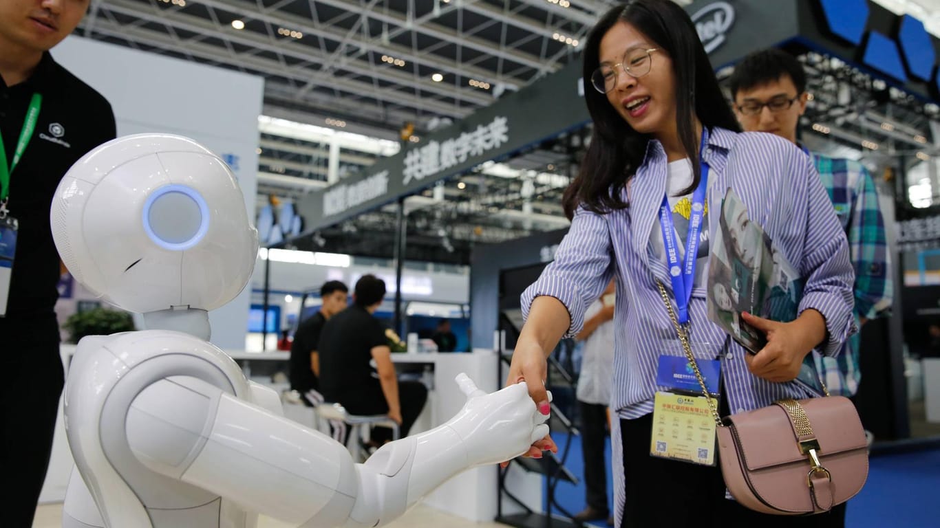 Roboter und Künstliche Intelligenz werden viele Menschen arbeitslos machen.