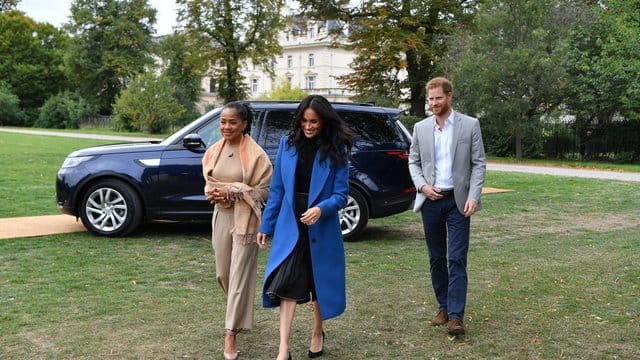 Herzogin Meghan stellt im Kensington Palace ein neues Kochbuch vor.