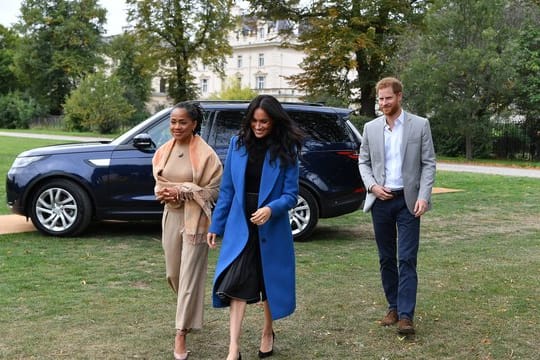 Herzogin Meghan stellt im Kensington Palace ein neues Kochbuch vor.