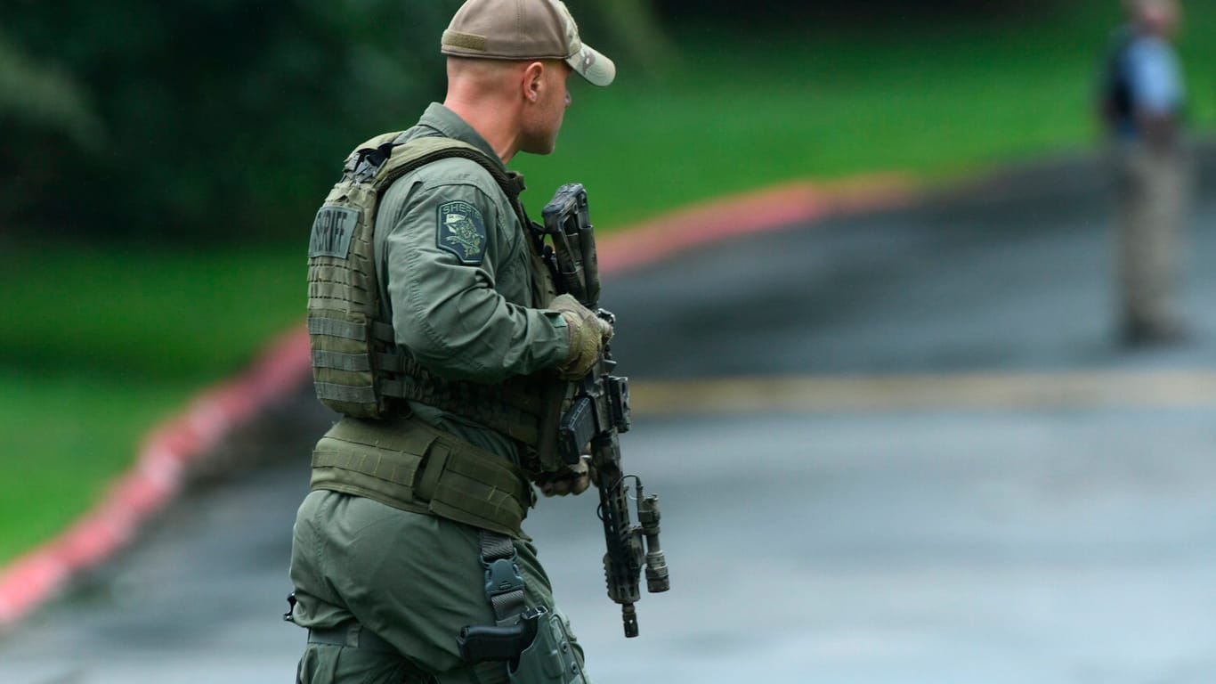 Bewaffneter Polizist ist in Harford County bei Aberdeen in der Nähe von Baltimore: Nach Behördenangaben wurden mehrere Menschen getötet.