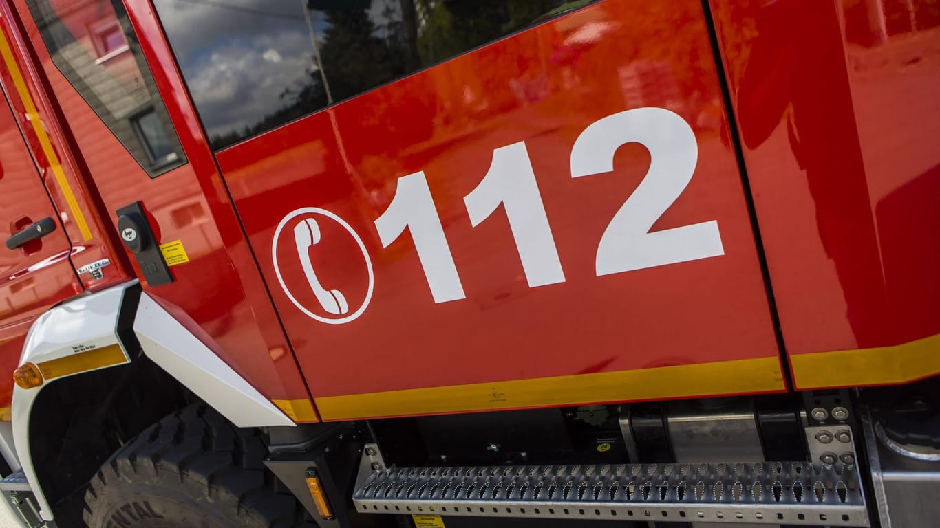 Feuerwehrauto im Einsatz (Symbolbild): Eine Gruppe Kinder ist in Bielefeld in einem öffentlichen Aufzug steckengeblieben. Nach fast einer Stunde konnte die Feuerwehr die Kinder befreien.