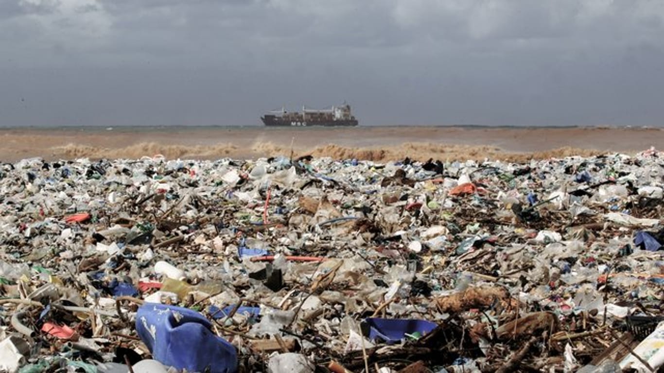 Plastikmüll an einem Strand im Libanon.