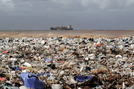 Plastikmüll an einem Strand im Libanon.