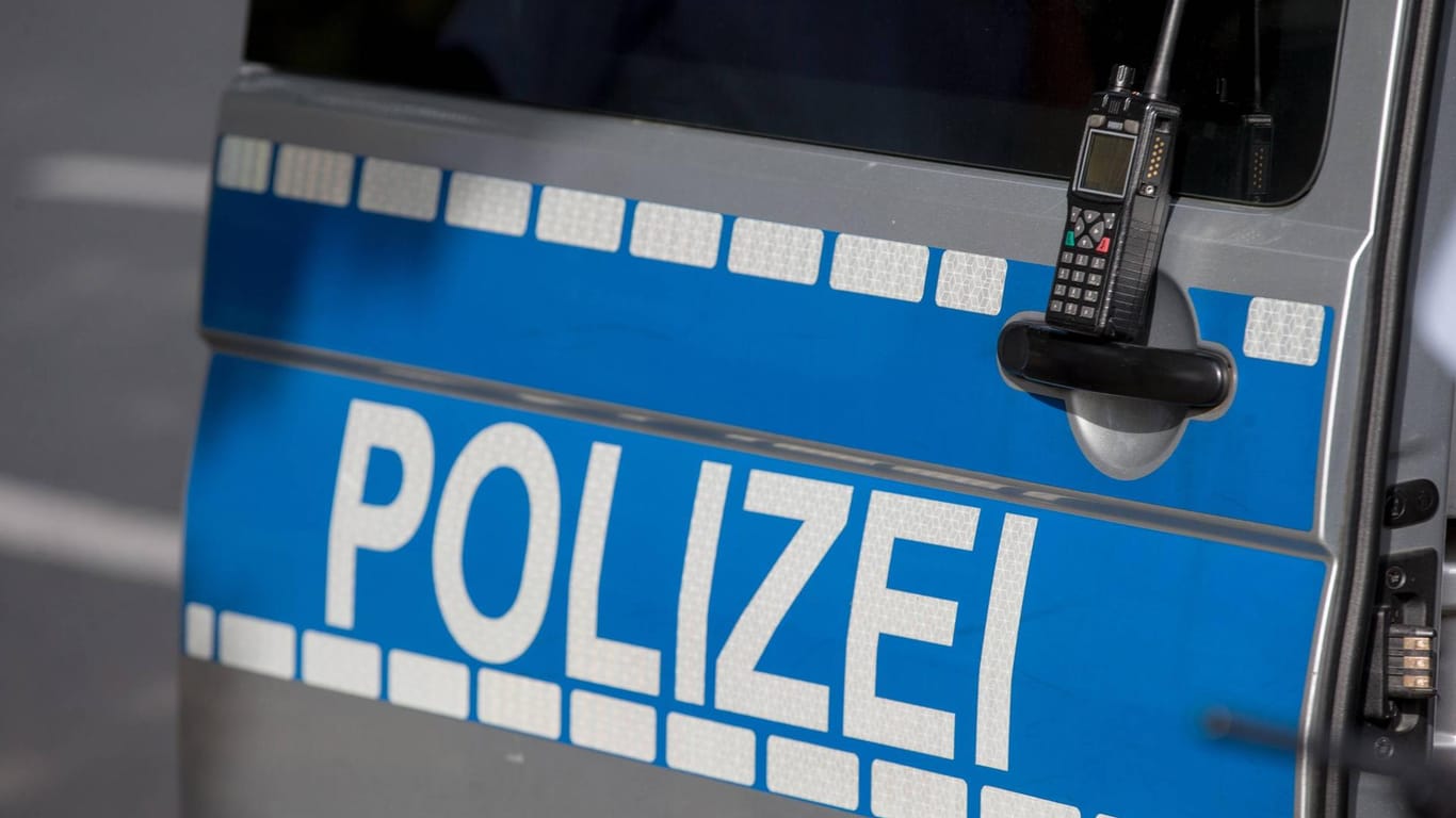 Polizeiwagen im Einsatz (Symbolbild): Ein Man in Thüringen hat nach Erhalt seiner Kündigung so stark randaliert, dass er einen Polizeieinsatz ausgelöst hat.