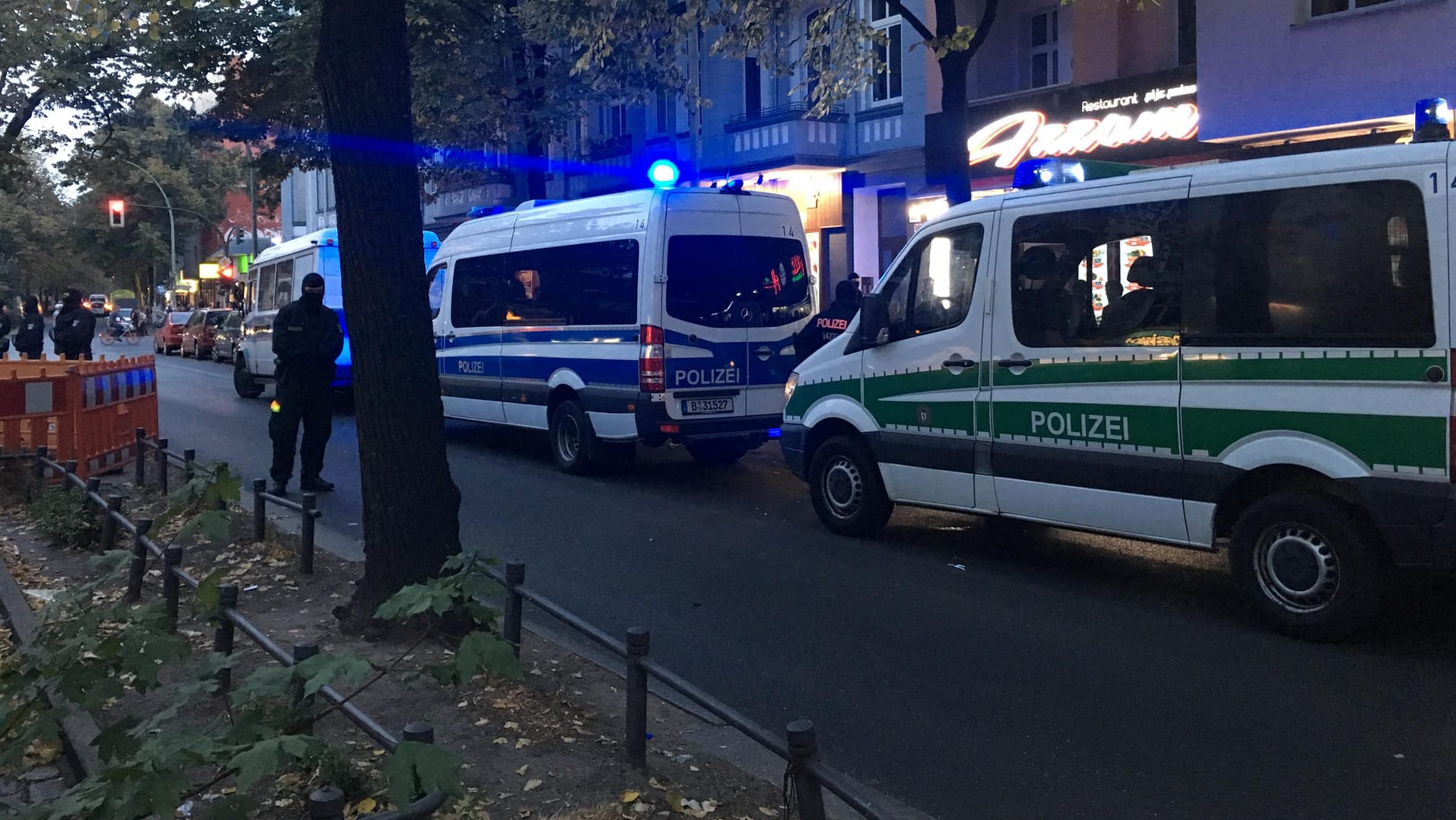 Einsatz des SEK in Berlin-Neukölln: Von dem 21-Jährigen soll eine große Gefahr ausgegangen sein. Einsatz des SEK in Berlin-Neukölln: Von dem 21-Jährigen soll eine große Gefahr ausgegangen sein.