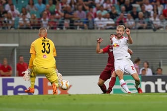 Europa League: Konrad Laimer (r.) gelingt der Anschlusstreffer für Leipzig.