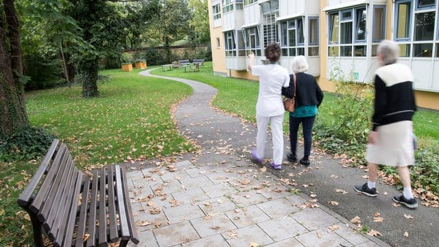 Spaziergang durch den Garten des Münchenstift-Hauses St.
