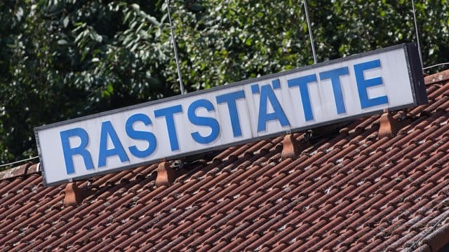 Auf Autobahnraststätten gibt es keinen Anspruch auf kostenlose Nutzung der Toilette. Auf Autobahnraststätten gibt es keinen Anspruch auf kostenlose Nutzung der Toilette.