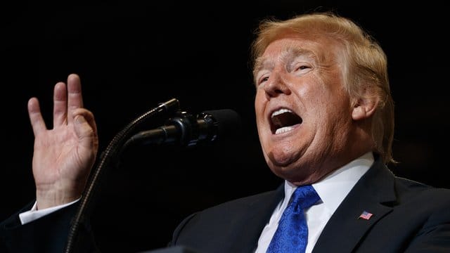 Stellt die Glaubwürdigkeit jener Frau in Frage, die seinem Wunschkandidaten für den Supreme Court sexuelle Übergriffe vorwirft: US-Präsident Donald Trump. Stellt die Glaubwürdigkeit jener Frau in Frage, die seinem Wunschkandidaten für den Supreme Court sexuelle Übergriffe vorwirft: US-Präsident Donald Trump.