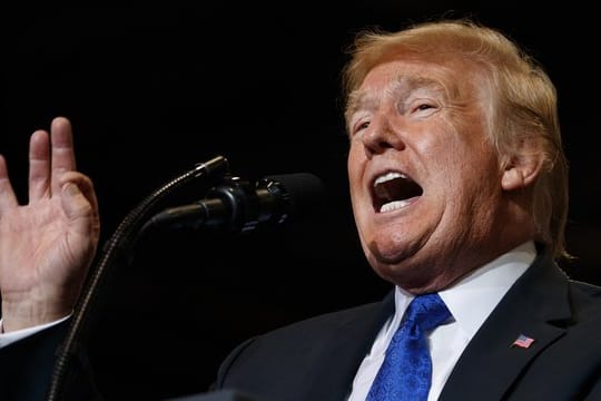 Stellt die Glaubwürdigkeit jener Frau in Frage, die seinem Wunschkandidaten für den Supreme Court sexuelle Übergriffe vorwirft: US-Präsident Donald Trump.