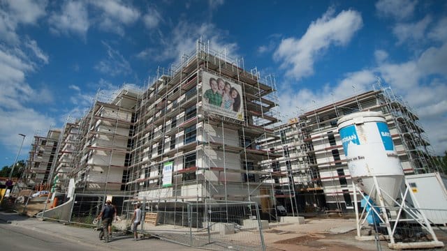 Neubauten der Stuttgarter Wohnungs- und Städtebaugesellschaft mbH (SWSG) vorbei. Neubauten der Stuttgarter Wohnungs- und Städtebaugesellschaft mbH (SWSG) vorbei.