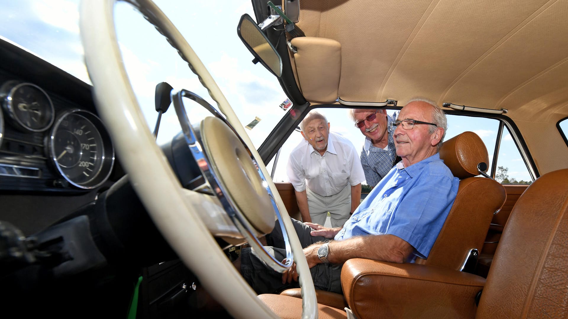 Der 76 Jahre alte Herbert Ulsamer (m), ehemaliger Fahrzeugbau-Ingenieur bei Continental, schaut mit seinen Ex-Mitarbeitern Klaus Weber (l) und Hans-Jürgen Meyer (r) auf dem Contidrom in einen Mercedes PKW. Schon vor 50 Jahren hat der Reifenhersteller und Zulieferer Continental mit einem ähnlichen Fahrzeug ein erstes fahrerloses Auto auf die Testrecke gebracht.