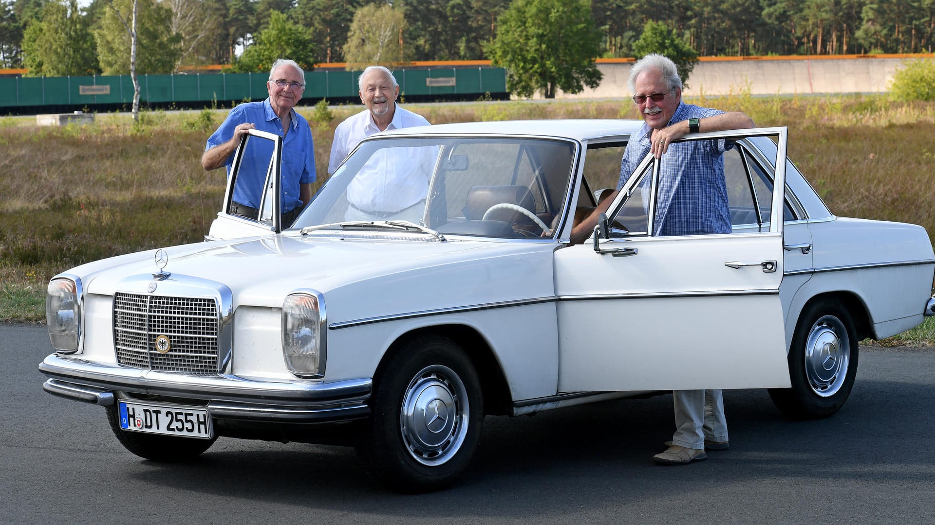 Der 76 Jahre alte Herbert Ulsamer (r), ehemaliger Fahrzeugbau-Ingenieur bei Continental, steht mit seinen Ex-Mitarbeitern Klaus Weber (m) und Hans-Jürgen Meyer (l) auf dem Contidrom an einem Mercedes PKW.