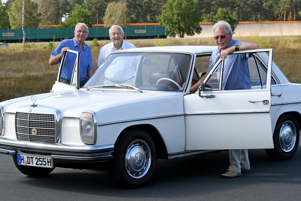 Der 76 Jahre alte Herbert Ulsamer (r), ehemaliger Fahrzeugbau-Ingenieur bei Continental, steht mit seinen Ex-Mitarbeitern Klaus Weber (m) und Hans-Jürgen Meyer (l) auf dem Contidrom an einem Mercedes PKW.