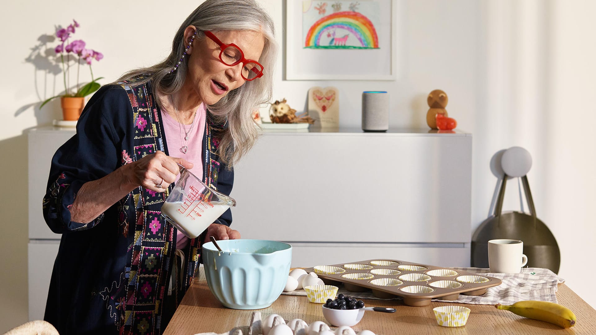 Eine ältere Frau beim Backen: Amazon hat seine neuen Geräte mit der Sprachassistentin Alexa vorgestellt.