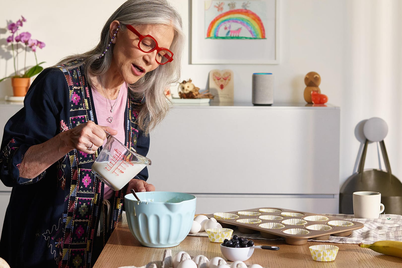 Eine ältere Frau beim Backen: Amazon hat seine neuen Geräte mit der Sprachassistentin Alexa vorgestellt.
