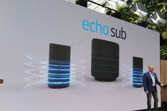Amazon-Manager David Limp kündigt einen vernetzten Subwoofer mit der digitalen Assistentin Alexa an Bord an.