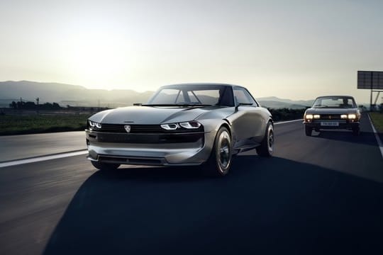 Die Designstudie Peugeot E-Legend orientiert sich formal am klassischen 504 Coupé (r).