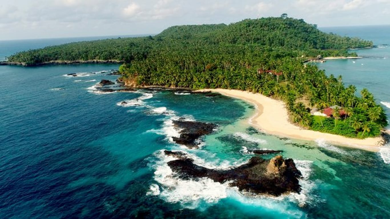 Durch die kleine Insel Rolas vor der Südspitze von São Tomé verläuft der geografische Äquator.