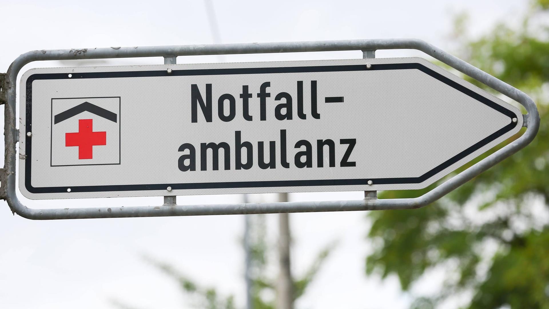 Notfallambulanz: Die Mutter konnte sich und ihr Kind nach dem Unfall selber aus dem Wagen befreien.