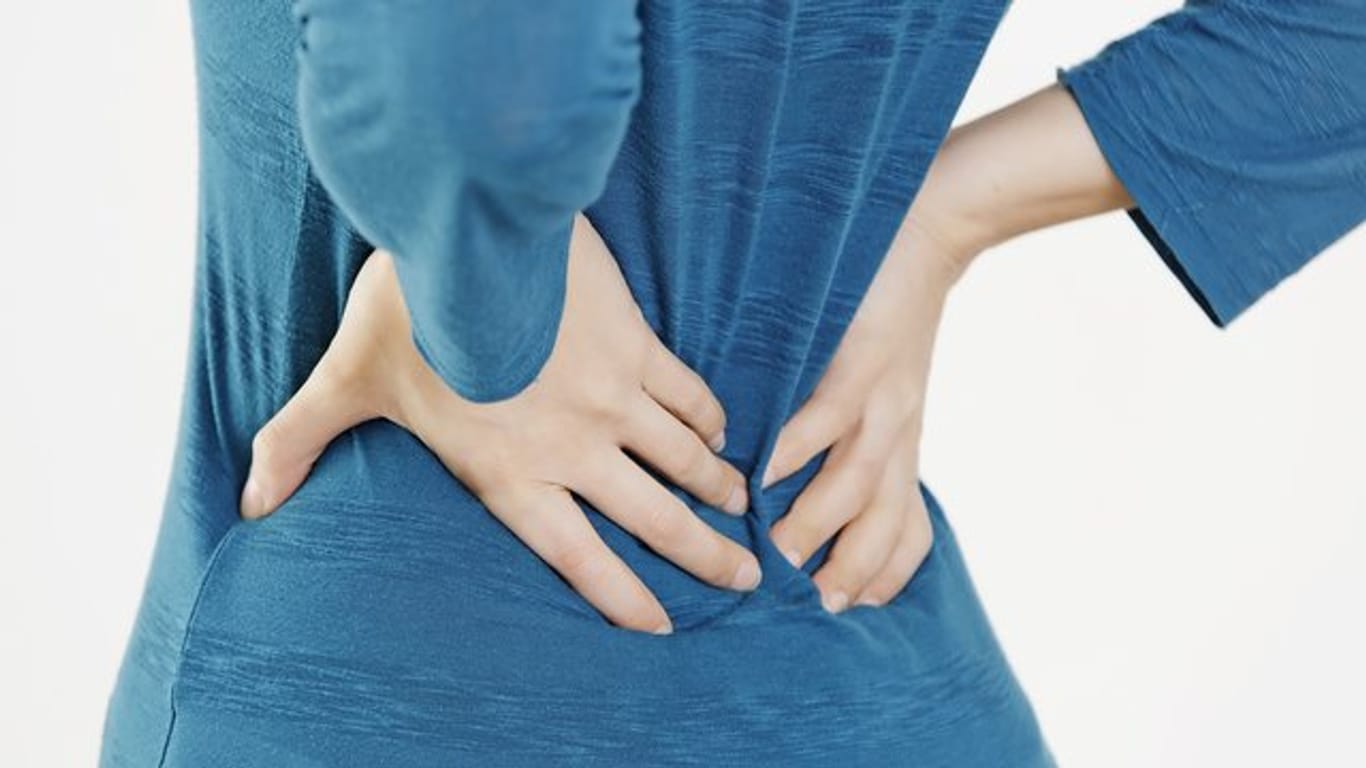 Hinter Rückenschmerzen kann auch Bewegungsmangel stecken.