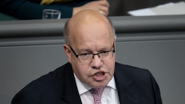 Aus einem Schreiben von Bundeswirtschaftsminister Peter Altmaier geht hervor, dass die Bundesregierung Waffenexporte an Riad, Abu Dhabi und Amman genehmigt hat. Aus einem Schreiben von Bundeswirtschaftsminister Peter Altmaier geht hervor, dass die Bundesregierung Waffenexporte an Riad, Abu Dhabi und Amman genehmigt hat.