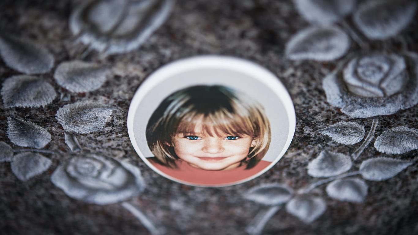 Ein Gedenkstein mit dem Porträt des Mädchens Peggy auf dem Friedhof: Ein 41-Jähriger hat gestanden, die Leiche von Peggy in einen Wald gebracht zu haben.