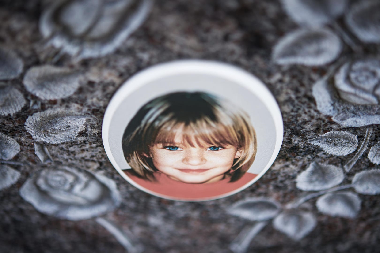 Ein Gedenkstein mit dem Porträt des Mädchens Peggy auf dem Friedhof: Ein 41-Jähriger hat gestanden, die Leiche von Peggy in einen Wald gebracht zu haben.
