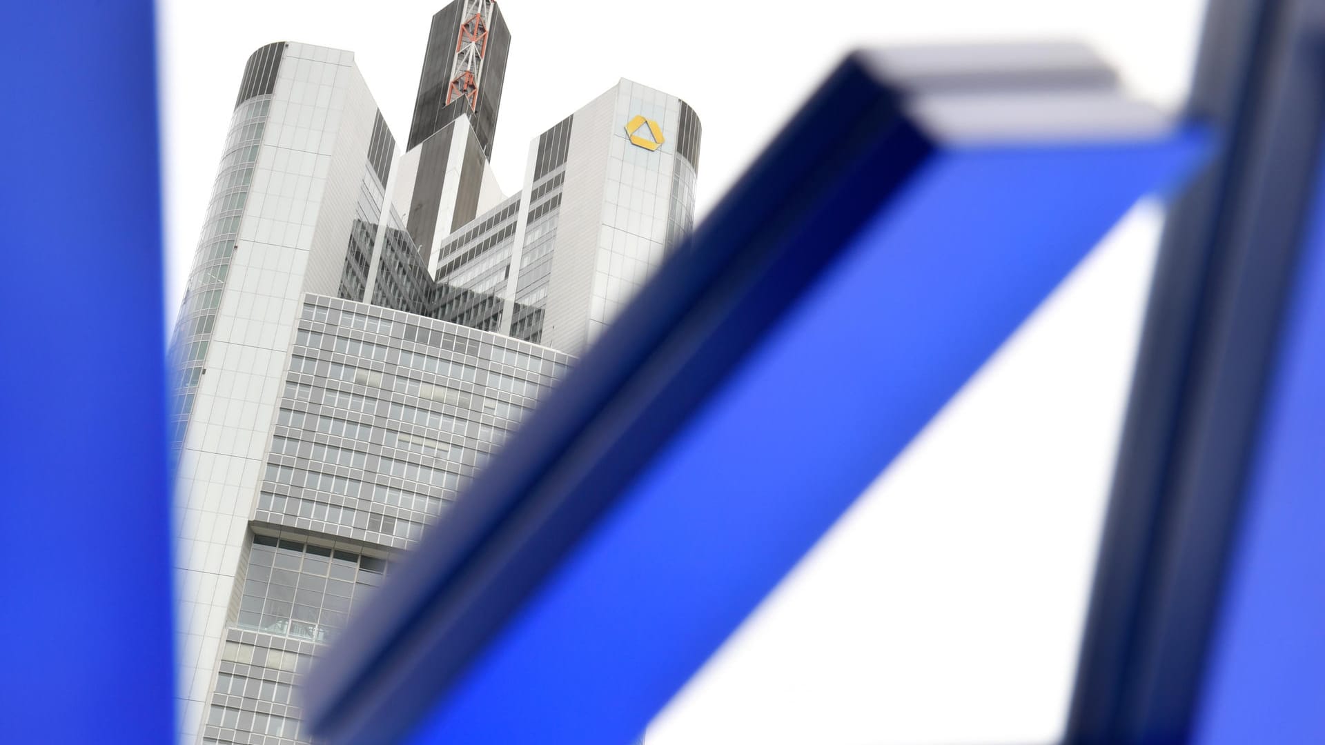 Commerzbank-Zentrale und Deutsche Bank-Logo: Immer wieder gibt es Spekulationen um eine Fusion der beiden Finanzinstitute.