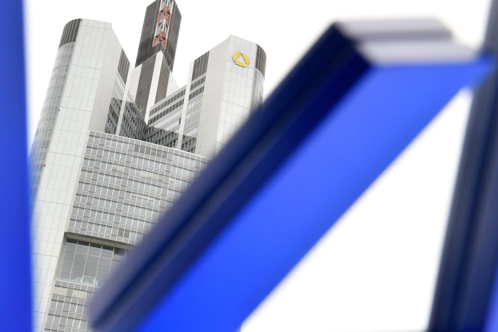 Commerzbank-Zentrale und Deutsche Bank-Logo: Immer wieder gibt es Spekulationen um eine Fusion der beiden Finanzinstitute.