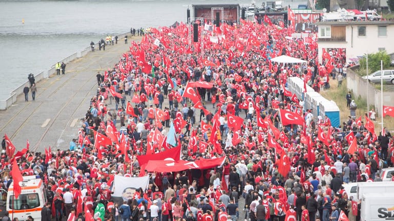 Tausende türkische Fahnen bei einer Demonstration in Köln: Auch bei Ditib-Veranstaltungen ist das Bild ähnlich. Das ist ein Problem.