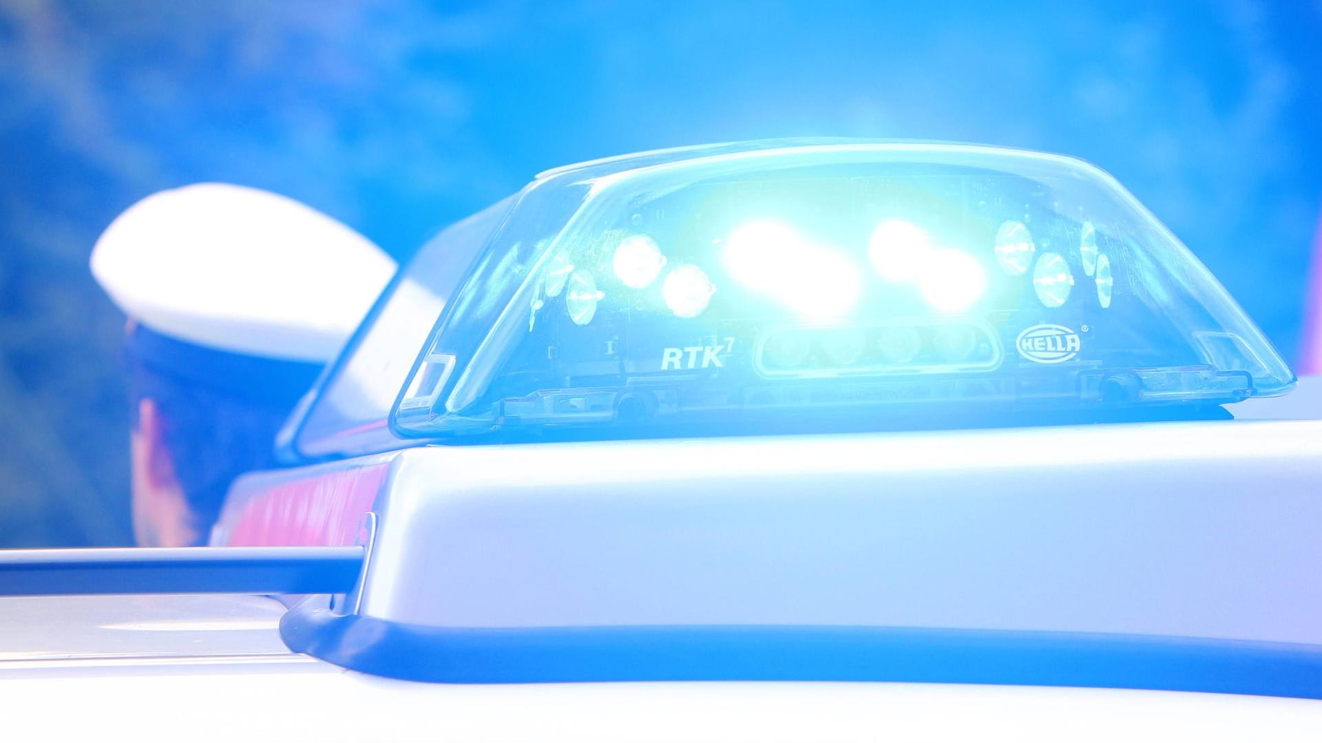 Polizei im Einsatz: Die Beamten haben das Schwert des Streithahns sichergestellt. (Symbolbild) Polizei im Einsatz: Die Beamten haben das Schwert des Streithahns sichergestellt. (Symbolbild)