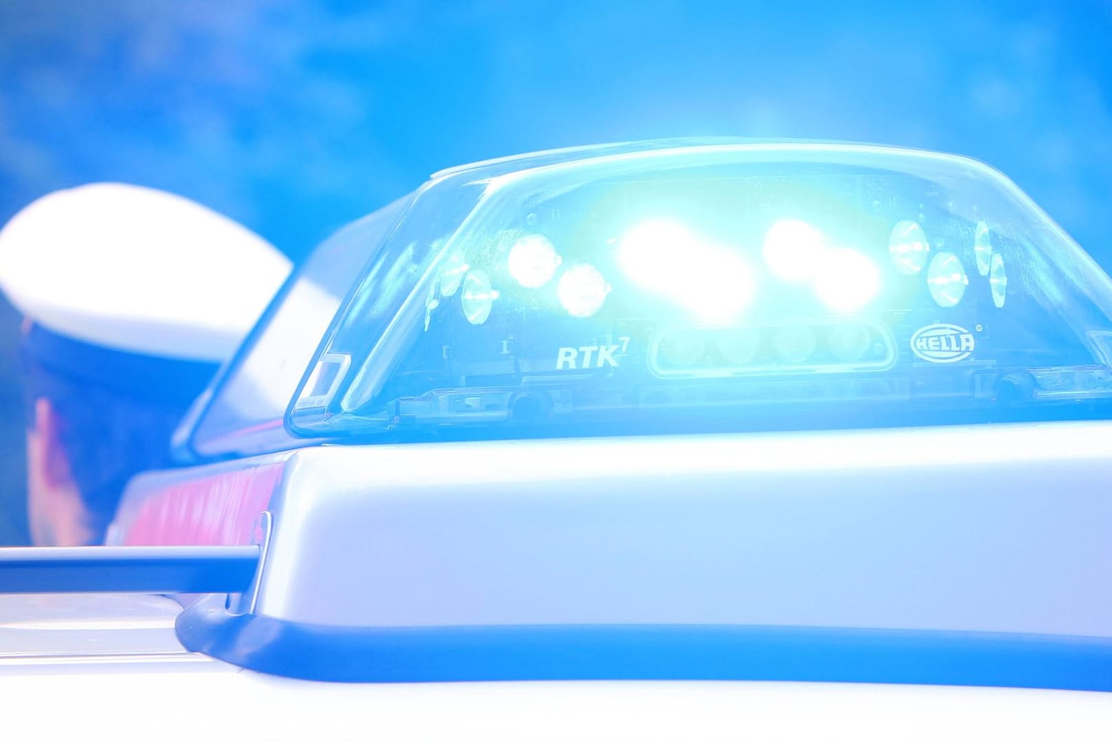 Polizei im Einsatz: Die Beamten haben das Schwert des Streithahns sichergestellt. (Symbolbild)