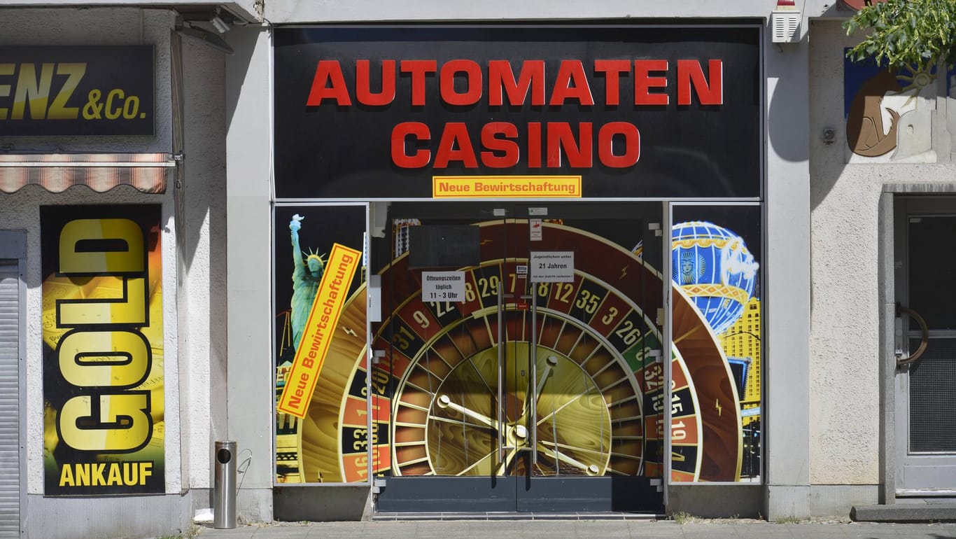 Ein Café-Casino in Berlin: An Automaten kann man hier Glücksspiele spielen.