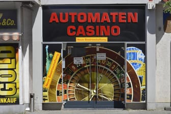 Ein Café-Casino in Berlin: An Automaten kann man hier Glücksspiele spielen.